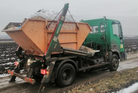 Pun kontejner na kamionu stoji.